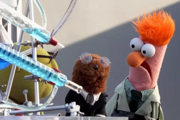 Beaker, Bunsen and Joe in Muppets Now on Disney Plus