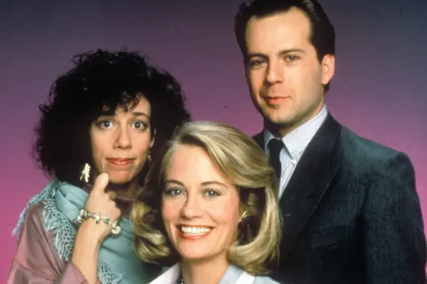 Pirmo reizi Apvienotajā Karalistē straumējams iemīļotais 80. gadu seriāls ar Holivudas leģendu galvenajā lomā