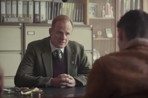 „Edukacja seksualna” to mądry film, idealny dla nastolatków – dlaczego więc ma ocenę 18?