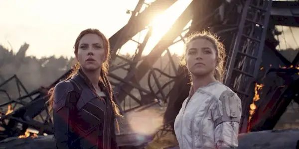 Scarlett Johansson and Florence Pugh as Natasha Romanoff and Yelena Belova looking to the distance in 
