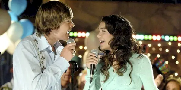 Troy (Zac Efron) and Gabriella (Vanessa Hudgens) singing on New Years Eve in High School Musical