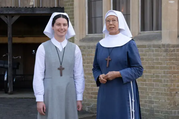 Sister Catherine (Molly Vevers) and Sister Julienne (Jenny Agutter) in a scene from Call the Midwife