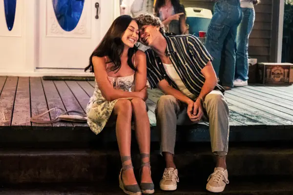 Lola Tung as Belly and Gavin Casalegno as Jeremiah, leaning on one another while sat on some porch steps. She