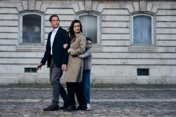 Michael Weatherly as Tony Dinozzo, Cote de Pablo as Ziva David and Isla Gie as Tali in NCIS: Tony & Ziva, walking down the street together.