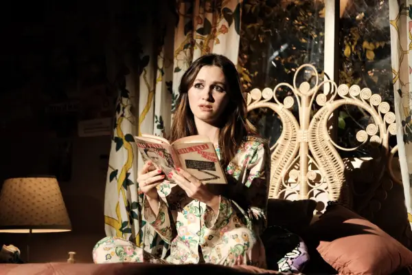 Maude Apatow reading a book on-stageas Lexi Howard in Euphoria season two