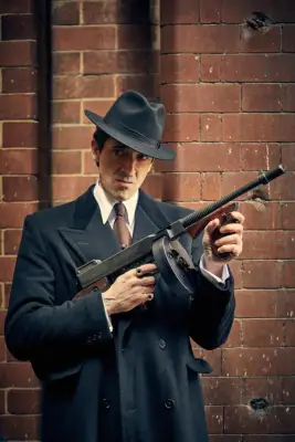 Gościnnie w Peaky Blinders Adrien Brody poprowadził „Ojca chrzestnego” i fanom się to podobało