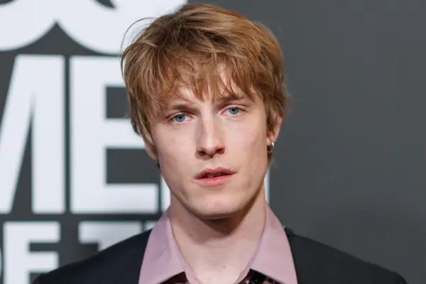 RIPLEY. Eliot Sumner as Freddy Miles in RIPLEY. Cr. Courtesy of Netflix © 2024