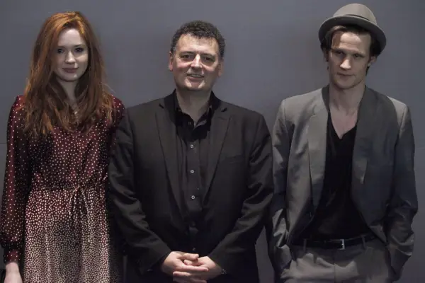 Steven Moffat vzpomíná na „lekci pokory“ po úspěchu Doctora Who a Sherlocka