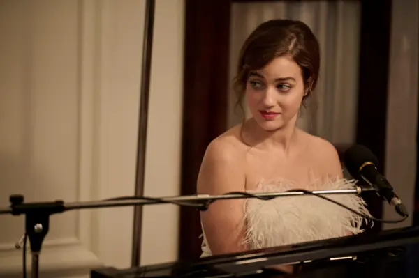 Beatrice Granno as Mia in The White Lotus.