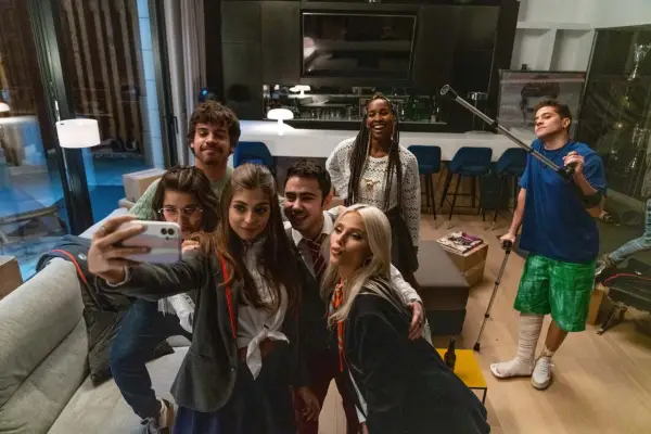 The main characters of Elite season 7 pose for a selfie