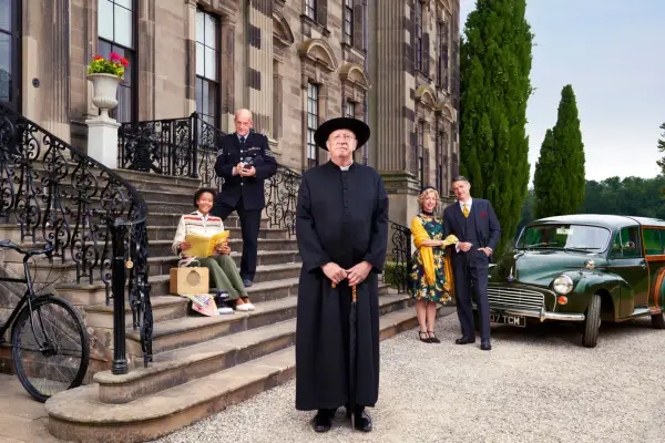 Ojciec Brown przedłużył kontrakt na sezon 13, gdy rozpoczynają się zdjęcia do sezonu 12