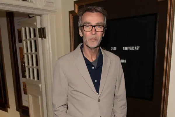 Džons Hanna apstiprināja jauno asprātīgo un burvīgo detektīvseriālu Death in Benidorm