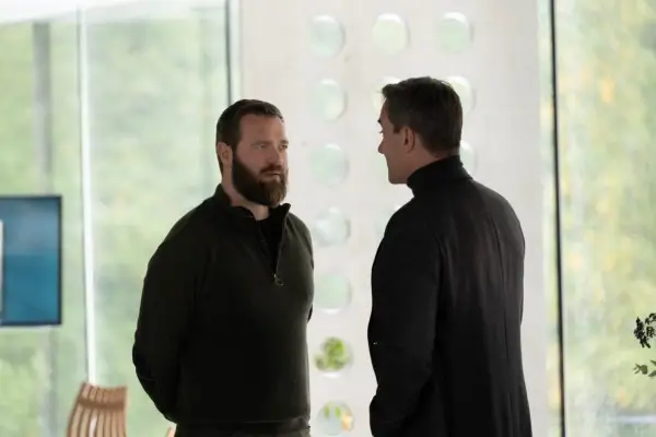Jóhannes Haukur Jóhannesson as Oskar and Matthew Macfadyen as Tom Wambsgans in Succession season 4.