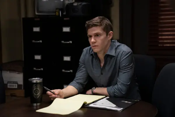 Evan Peters plays Detective Colin Zabel
