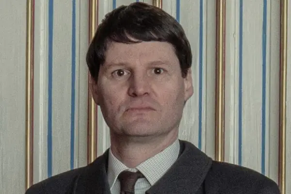 Theo Fraser Steele as Commander Timothy Laurence in The Crown season 5.