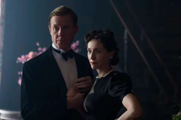 Alex Jennings as Edward, Duke of Windsor and Lia Williams as Wallis Simpson in The Crown season 1.