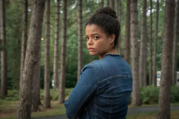 Lydia West as Beth Davenport in Inside Man.