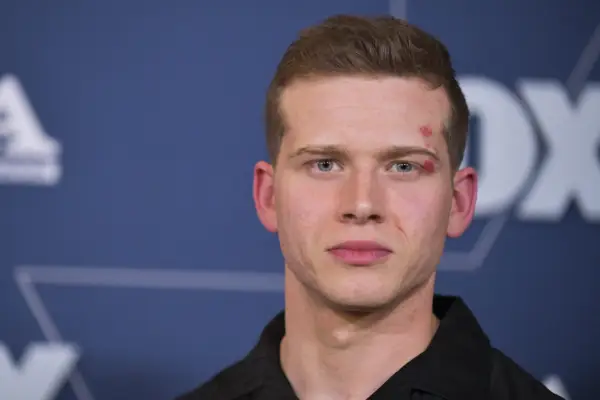 Kim jest Oliver Stark? Poznaj gwiazdę 911 stojącą za Evanem „Buckiem” Buckleyem