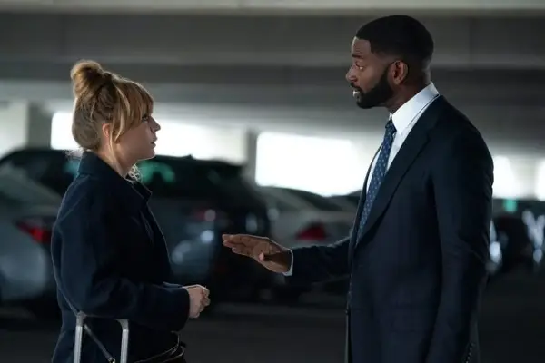 Kaley Cuoco and Mo McRae in The Flight Attendant