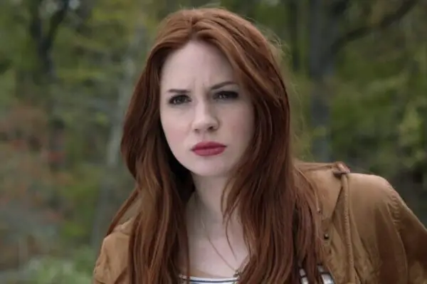 Douglas is Cancelled, Doctor Who 및 Steven Moffat의 글의 '언어 체조'에 대한 Karen Gillan