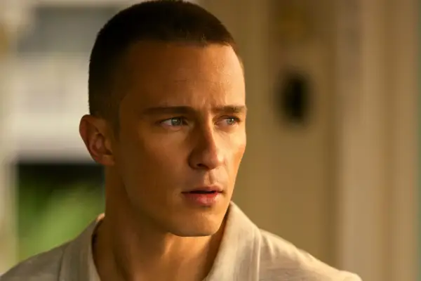 Drew Starkey in Outer Banks.