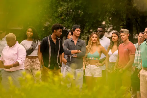 Carlacia Grant as Cleo, Jonathan Daviss as Pope, Chase Stokes as John B, Madelyn Cline as Sarah Cameron, Madison Bailey as Kiara and Rudy Pankow as JJ in Outer Banks standing together looking concerned