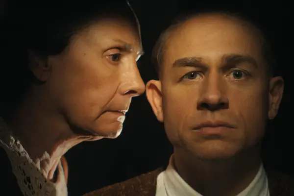 Hat Ed Gein wirklich seinen Bruder getötet, wie in der Netflix-Serie „Monster“ dargestellt?