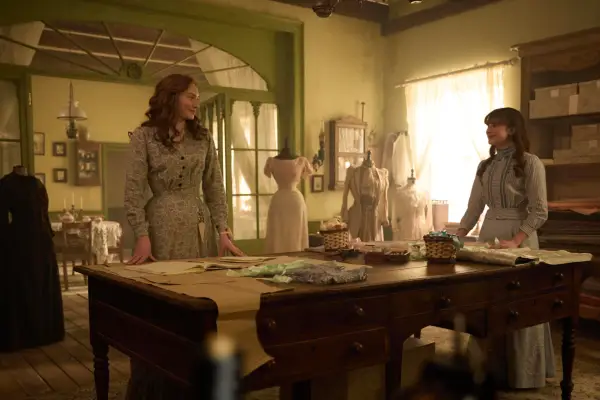 El primer clip de Forsytes amb Eleanor Tomlinson de Poldark veu una trobada incòmode entre rivals amorosos