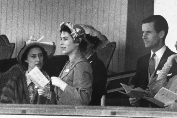 Princess Margaret (L), Princess Elizabeth and Group Captain Peter Townsend at Ascot, 1951. Getty