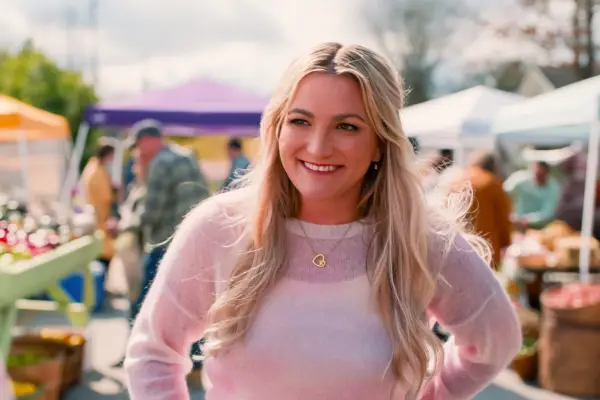Jamie Lynn Spears as Noreen, smiling