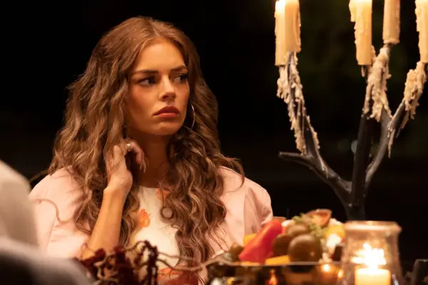 Jessica (Samara Weaving) in Nine Perfect Strangers.