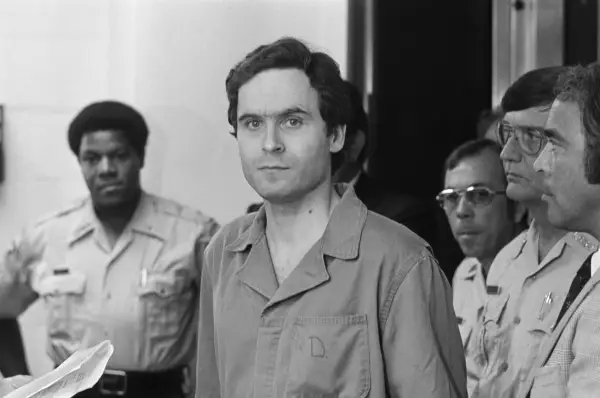 Hat Ed Gein geholfen, Ted Bundy zu fangen, wie er in der Netflix-Serie „Monster“ zu sehen ist?