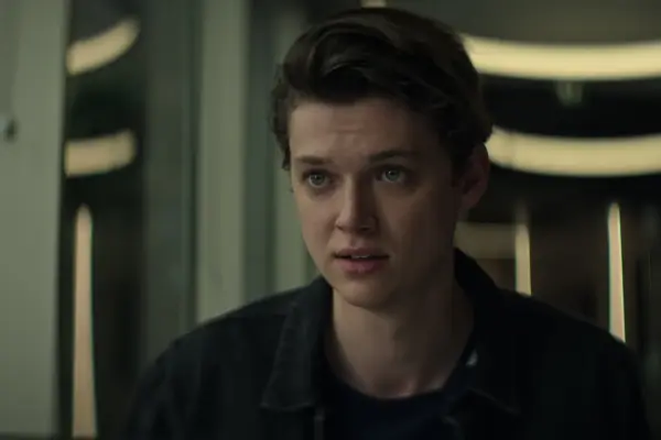 Brad Alexander as Edward in episode 410 of You.