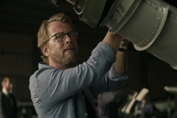 Greg Kinnear as Tom Lockwood in episode 409 of You.