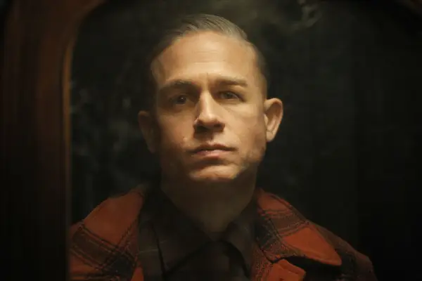 チャーリー・ハナム、Netflixのヒット作で新たな暗い物語の撮影を開始、『モンスター』への復帰が決定