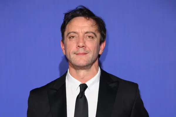 Le star di The Day of the Jackal e Top Boy condurranno il thriller poliziesco 'frizzante' del creatore di Misfits