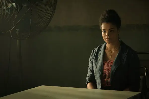 Lydia West as Beth Davenport in Inside Man.