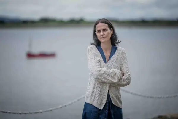 Leanne Best as Julie Ashworth in The Bay season 5.