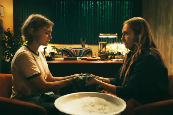 Den egensindige skaber og stjerne Mae Martin forklarer den følelsesladede finale: 'Det bliver forbandet