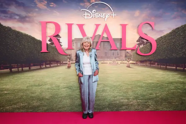 88 gadu vecumā mirst Džilija Kūpere - leģendārā grāmatas Sāvnieki autore