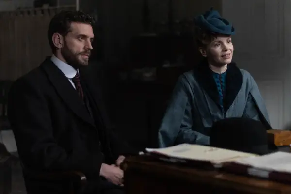 Peaky Blinders protagonitza el primer cop d'ull dramàtic de la temporada 6 de Miss Scarlet mentre torna el drama de vestuari per a nous episodis