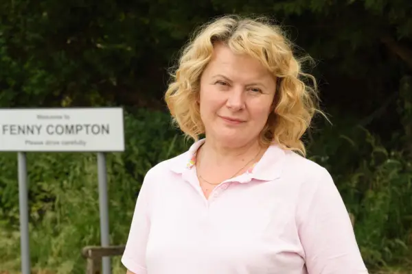 Monica Dolan as Jo Hamilton in Mr Bates vs the Post Office wearing a pink polo