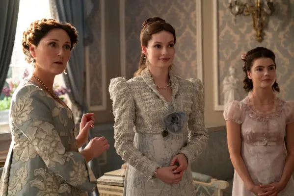 Ruth Gemmell as Lady Violet Bridgerton, Hannah Dodd as Francesca Bridgerton and Florence Hunt as Hyacinth Bridgerton in Bridgerton.