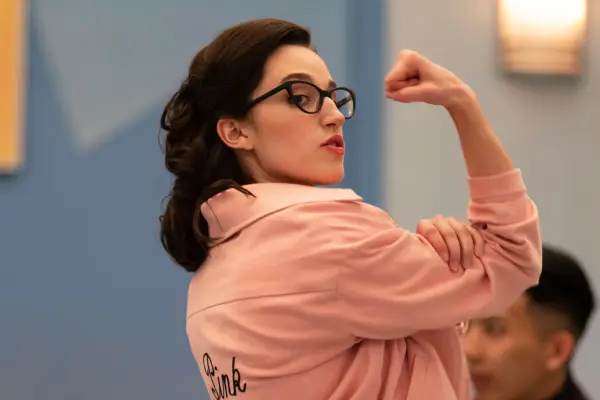 グリース: ライズ オブ ピンク レディーのキャスト – 前編シリーズのスターを紹介します