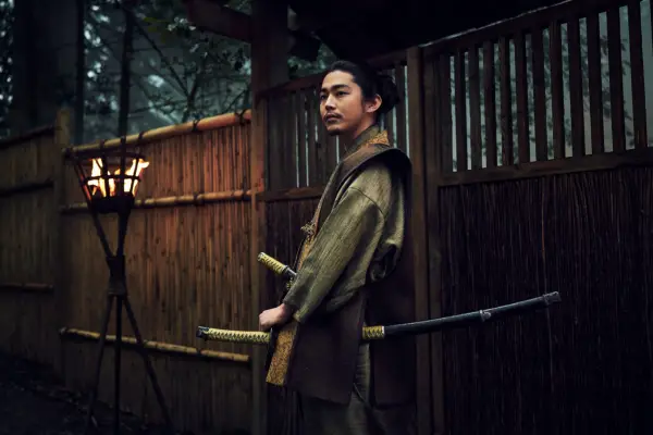 Yuki Kura as Yoshii Nagakado standing outside