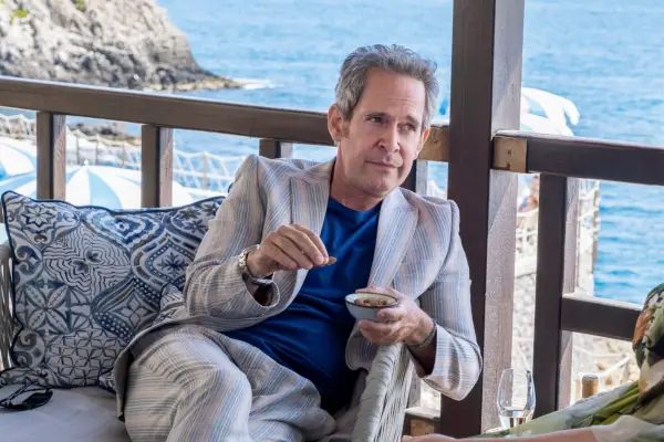 Tom Hollander z „Nocnego menadżera” i Niamh Algar zabierają nas w podróż po Twojej kolejnej telewizyjnej przygodzie
