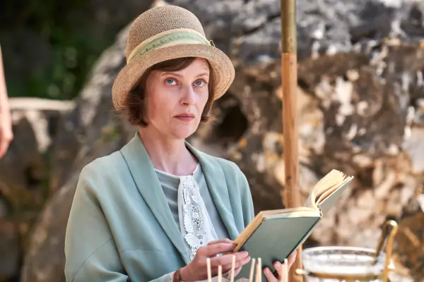 Lucy Akhurst as Julia Drummond-Ward in Hotel Portofino.