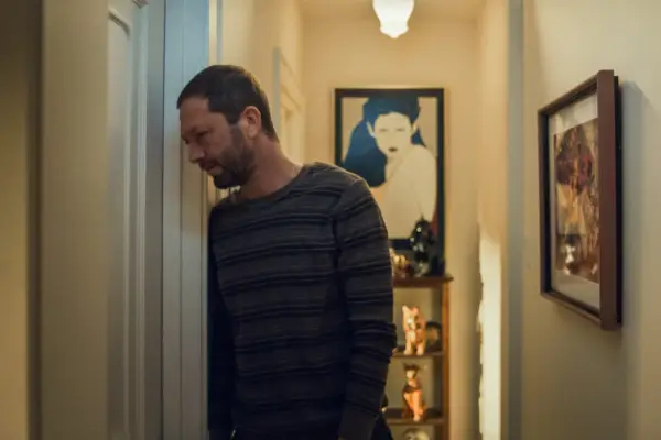 Ebon Moss-Bachrach as Richie in The Bear, leaning against a closed door