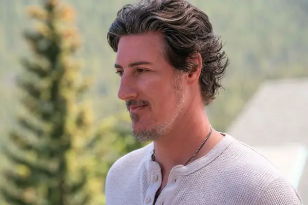 Eric Balfour as Garth in Wilderness wearing a white top