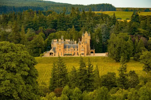 Gdzie kręcono film Zdrajcy gwiazd? Wewnątrz zamku Ardross